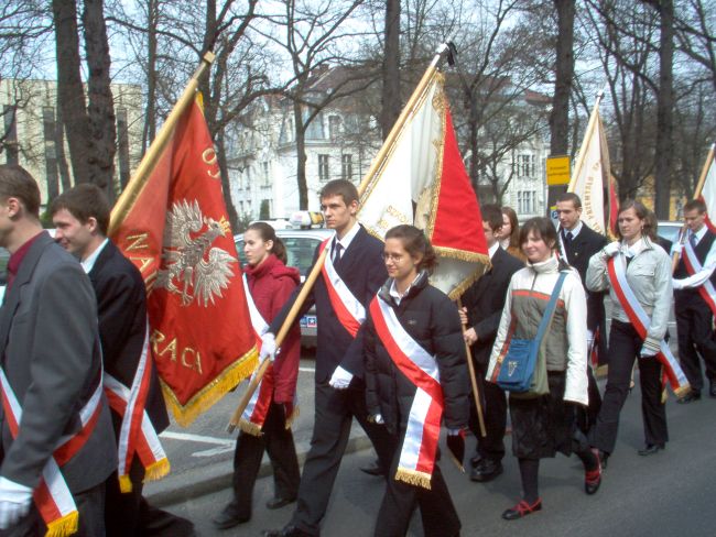 Rocznica ludobójstwa katyńskiego - przemarsz po Mszy Św. pod pomnik katyński. 13.04.2005 rok