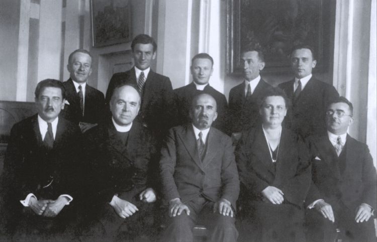 Stanisław Adamczyk w gronie nauczycielskim Gimnazjum w Gostyniu