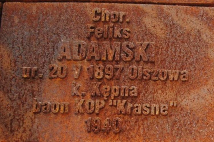 Tabliczka pamiątkowa chor. Feliksa Adamskiego na Cmentarzu Wojennym w Katyniu.