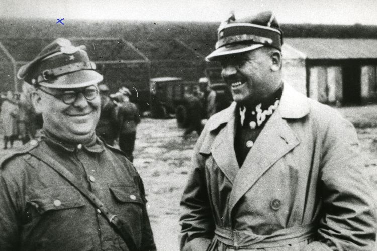 Mikołaj Aksan w mundurze z kolegą.