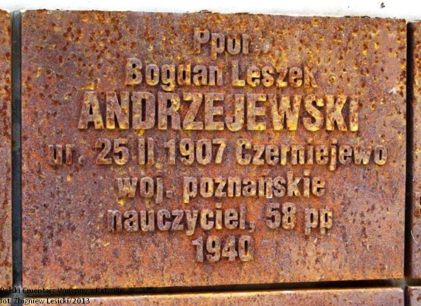 Tabliczka pamiątkowa ppor. Bogdana Leszka Andrzejewskiego na Cmentarzu Wojennym w Katyniu.