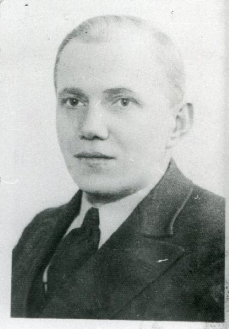 Stanisław Anglik w garniturze