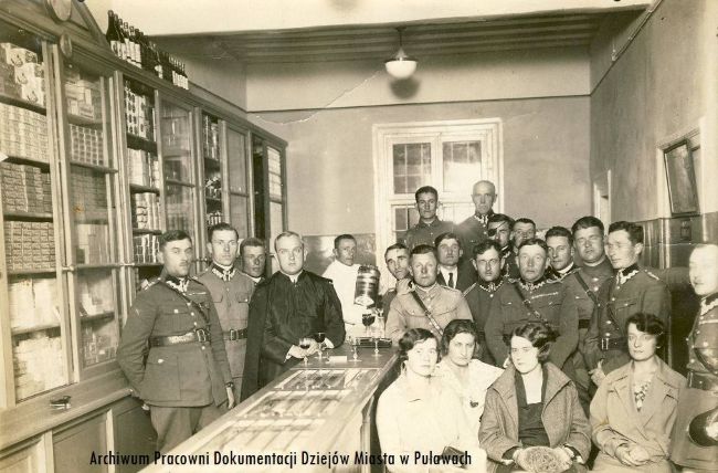 Zbigniewa Antonowicz z zasłoniętym okiem, fotografia zbiorowa.