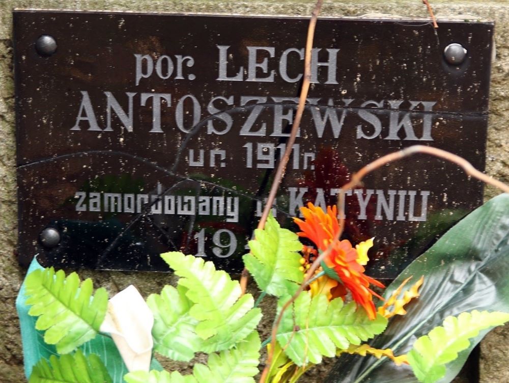 Symboliczny gr&oacute;b porucznika Lecha Antoszewskiego na cmentarzu w Skokach, pow. wągrowiecki.  