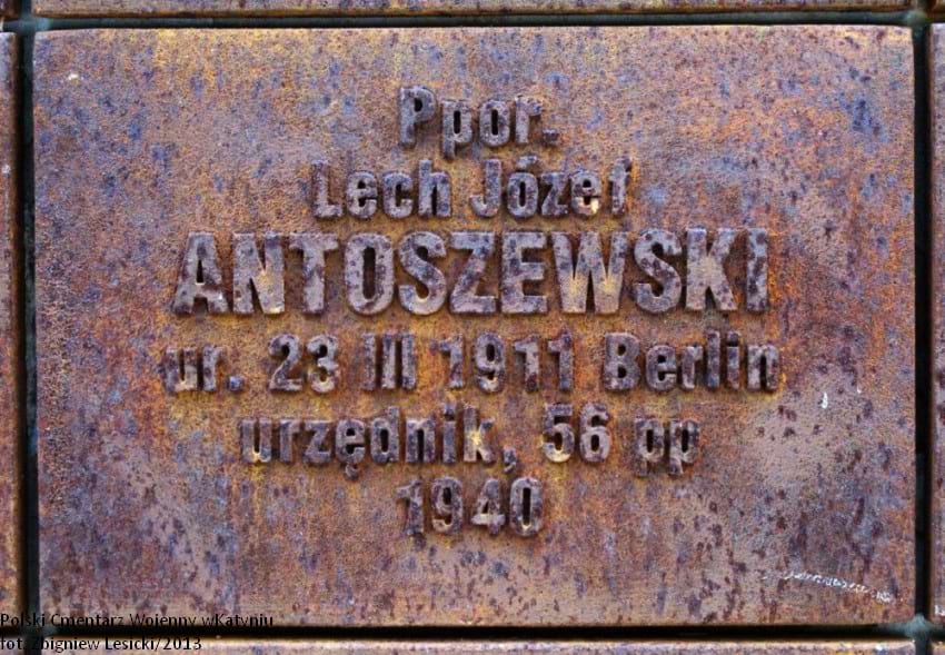 Tabliczka pamiątkowa ppor. Lecha J&oacute;zefa Antoszewskiego na Cmentarzu Wojennym w Katyniu.