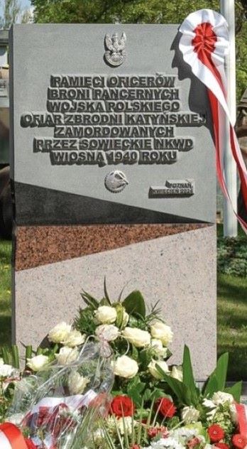PoznanMuzeumWojskPancernych_pomnik2 Pomnik katyński - Muzeum Wojska Polskiego w Poznaniu