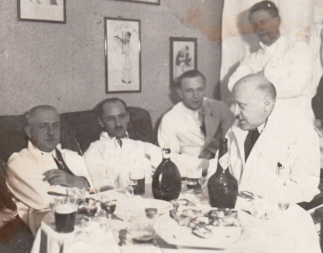 Docent Jan Bajoński w Klinice na Polnej w Poznaniu, pierwszy z lewej.