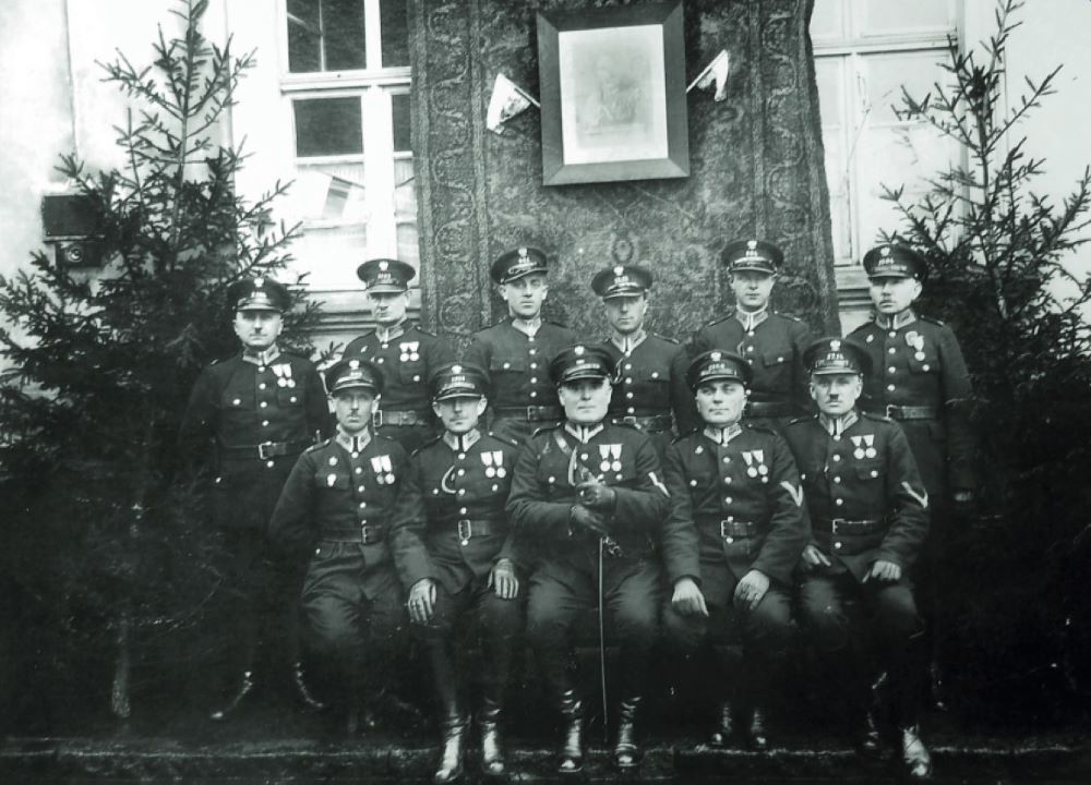 Stanisław Banaszak wraz z policjantami Posterunku Policji w Kępnie.