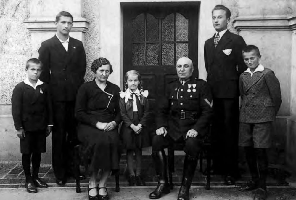 Posterunkowy Stanisław Banaszak w mundurze z rodziną. 