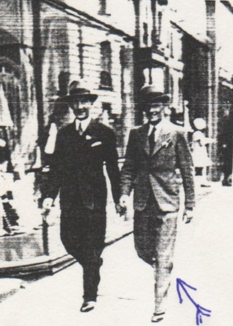 Telesfor Banaszkiewicz z kolegą na ulicy, 1937 rok