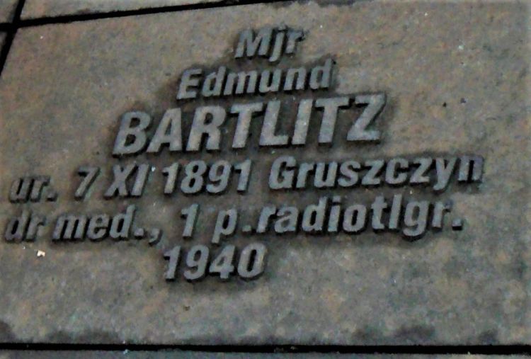 Tabliczka cmentarna Edmunda Bartlitza na cmentarzu w Charkowie