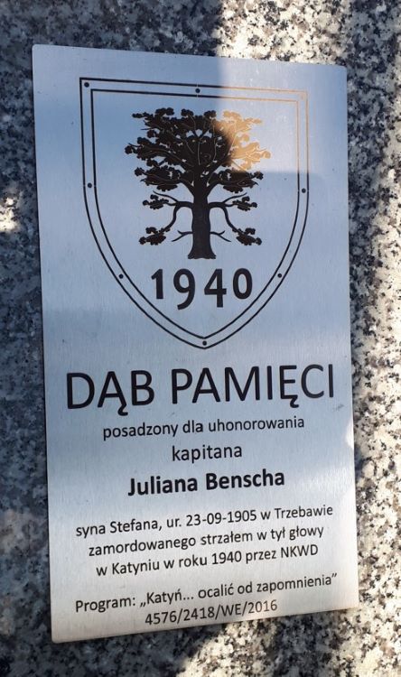 Dąb Pamięci Juliana Benscha - tablica na poznańskiej Ławicy.