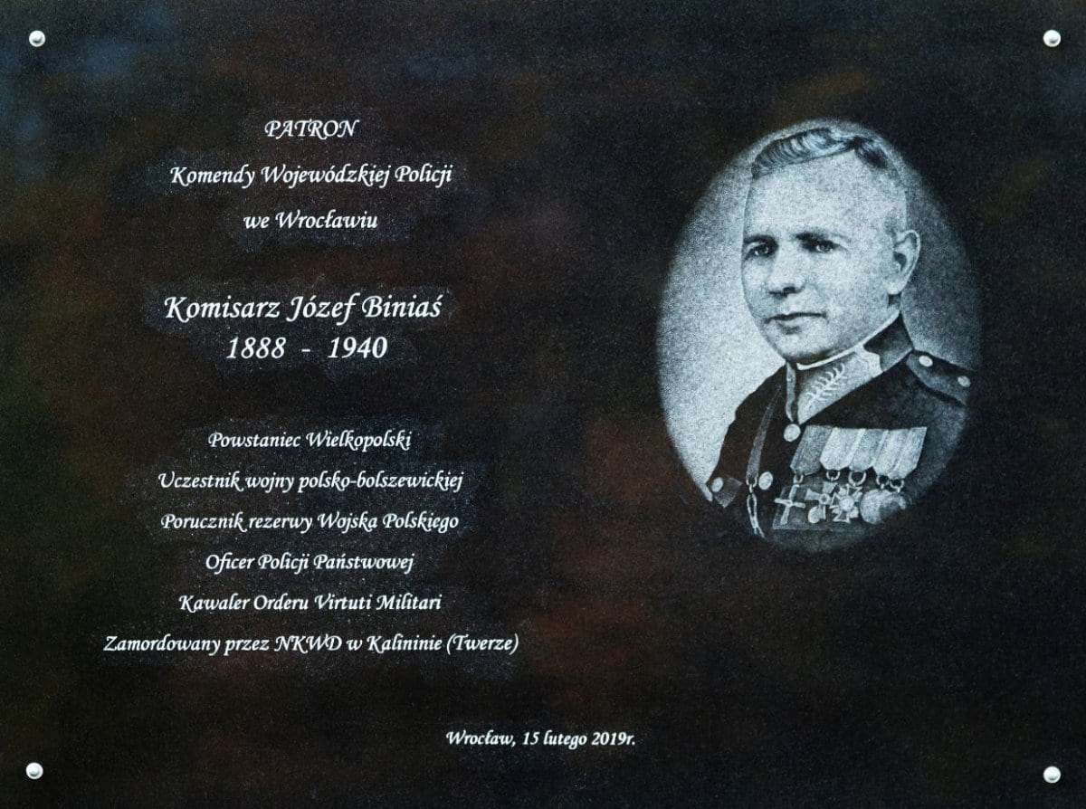 Tablica patrona Komendy Wojewódzkiej Policji we Wrocławiu - Józefa Biniasia.