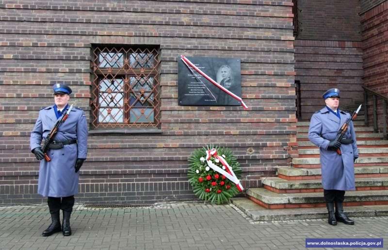 Tablica patrona Komendy Wojewódzkiej Policji we Wrocławiu - Józefa Biniasia - uroczystość odsłonięcia.