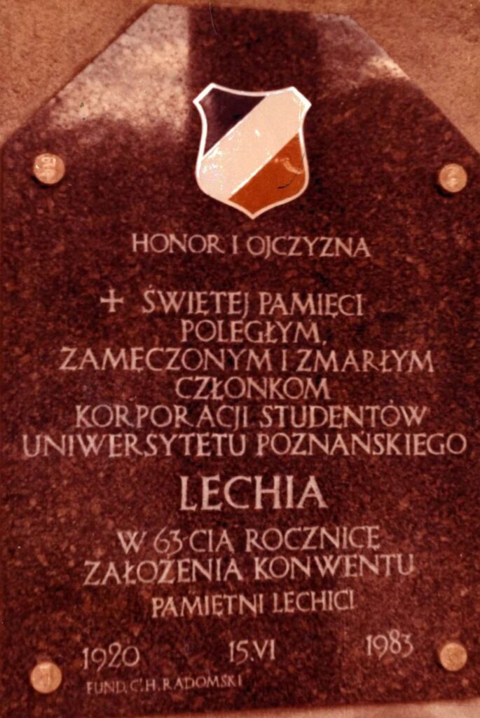 Tablica poświęcona członkom korporacji student&oacute;w Uniwersytetu Poznańskiego Lechia. Warszawa.