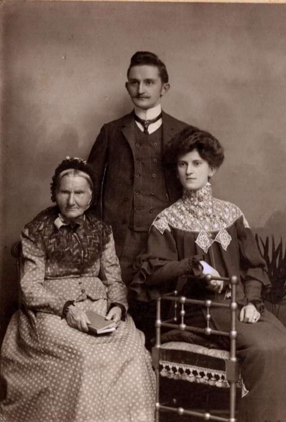 Matka, ojciec i babka (matka ojca) Tadeusza Bogajewskiego (1905r.)