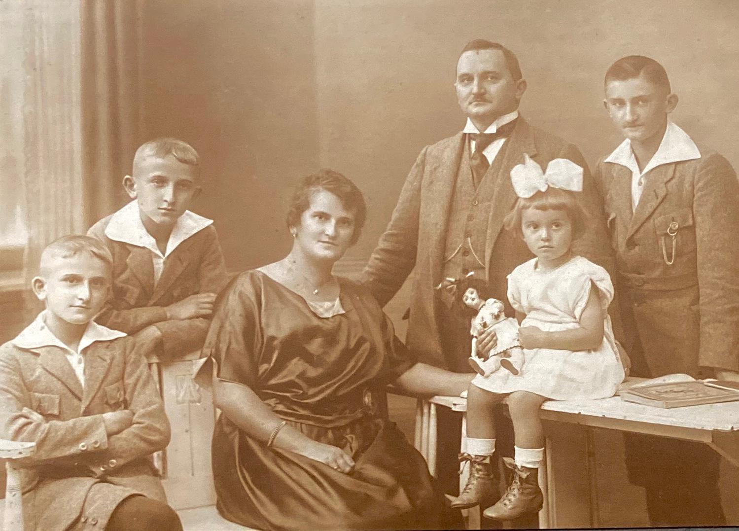 Rodzina Bogajewskich (od lewej): Zenon, Tadeusz, matka Helena, ojciec Kazimierz, Zofia, Zdzisław (wczesne lata 20-te). 