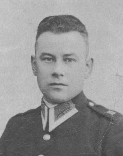 Jakub Bojak w mundurze policjanta