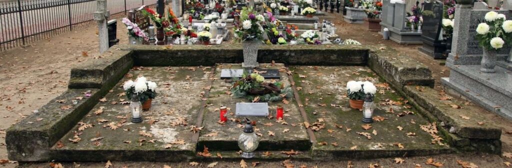 Gr&oacute;b rodzinny Boras na cmentarzu w Skokach, pow. wągrowiecki. 