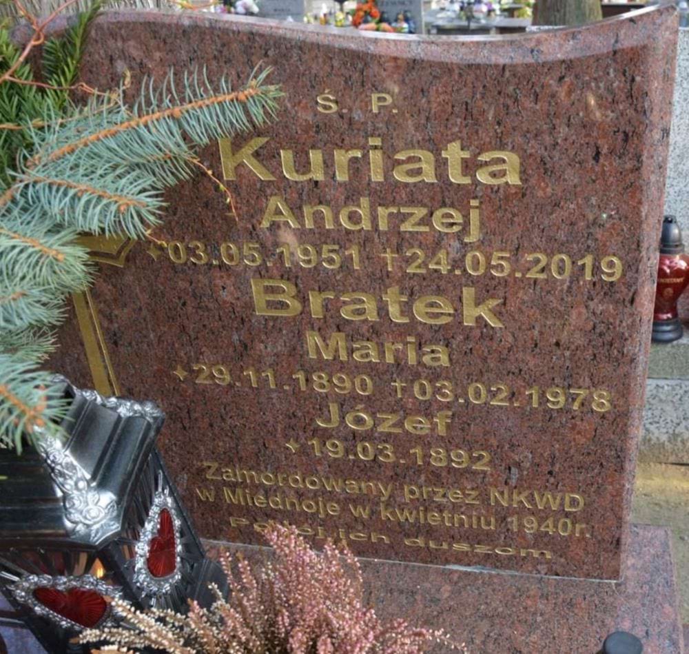 Symboliczny grób Józefa Bratka zamordowanego przez NKWD w Miednoje na cmentarzu O. Pijarów w Cieplicach.