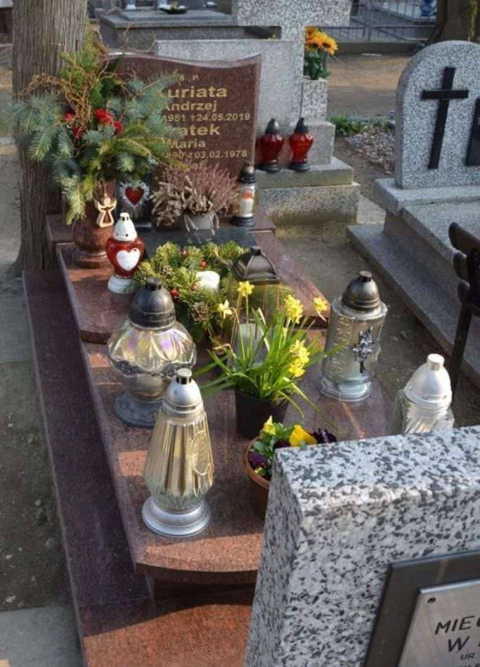 Symboliczny grób Józefa Bratka zamordowanego przez NKWD w Miednoje na cmentarzu O. Pijarów w Cieplicach.