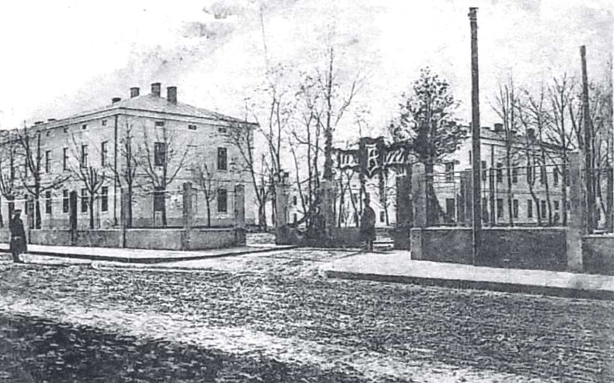 Poczt&oacute;wka przedstawiająca szkołę Policji Państwowej Mostach Wielkich