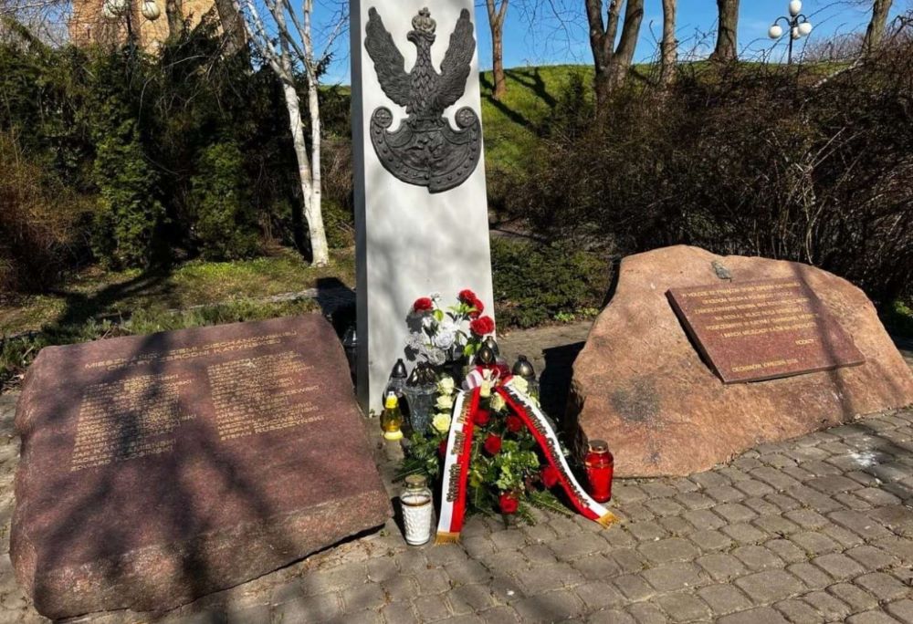 Krzyż Katyński w pobliżu ciechanowskiej Fary. 