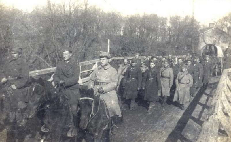Kolumna 29 pułku Strzelc&oacute;w Kaniowskich. Czesław Brzeg maszeruje. 