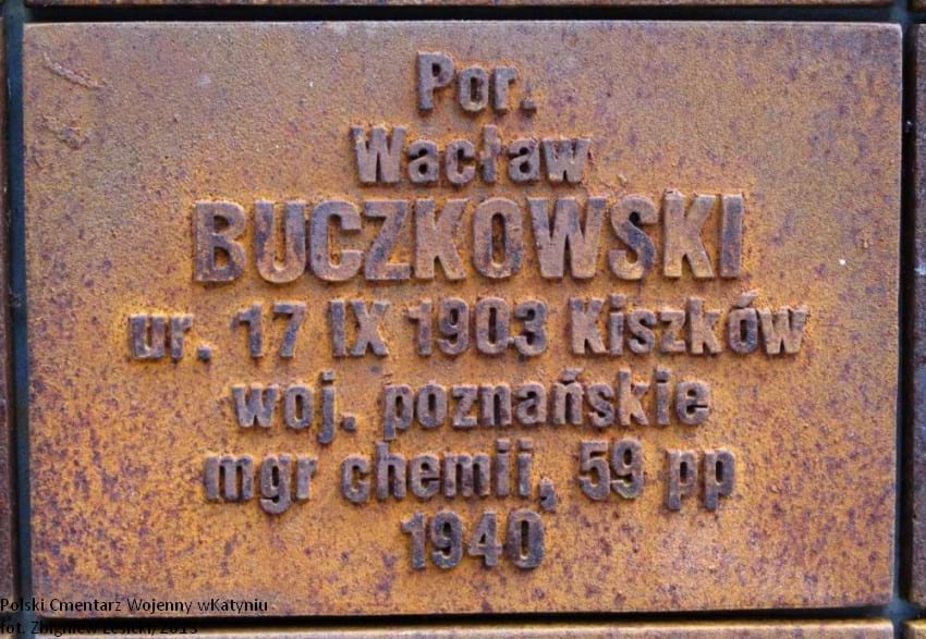Tabliczka pamiątkowa por. Wacława Buczkowskiego na Cmentarzu Wojennym w Katyniu.