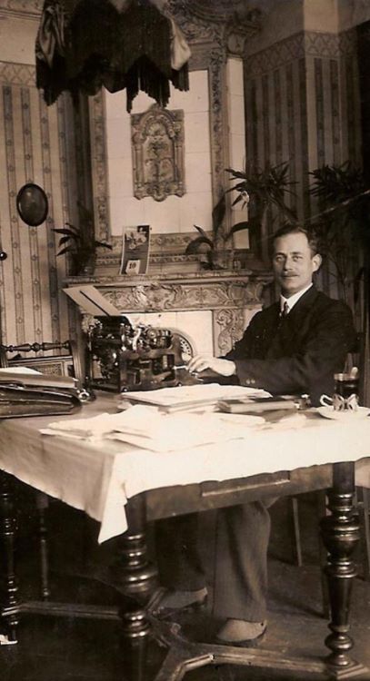 Wacław Buczkowski w pokoju.