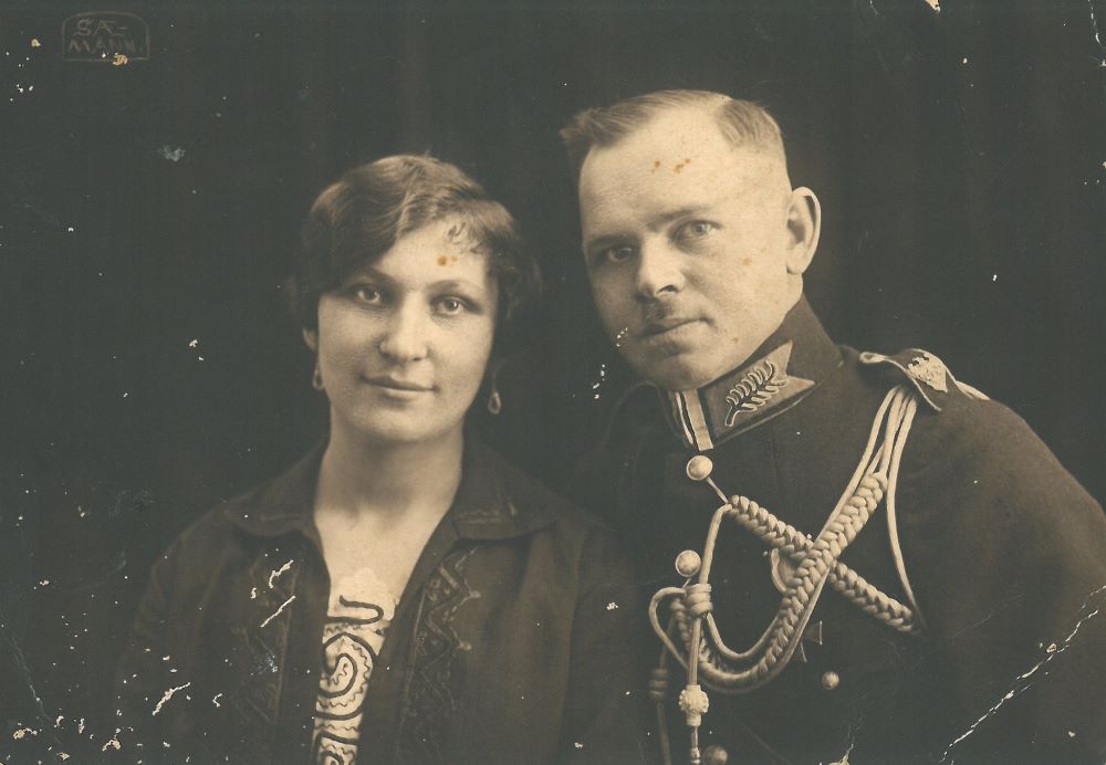 Antoni Busz w mundurze z żoną Wiktorią.