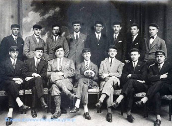 Coetus Arkonii, trzeci od lewej siedzi Szczęsny Jaxa-Bykowski Warszawa 1925/26. 