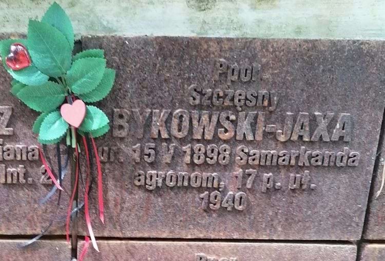 Tabliczka upamiętniająca podporucznika Bykowskiego-Jaxę na cmentarzu w Katyniu. 