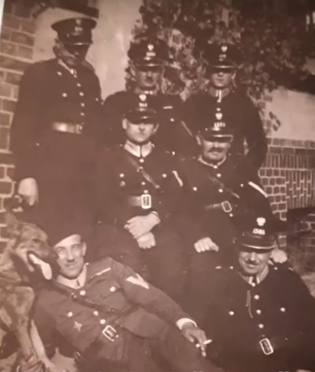 Tadeusz Cabajewski z psem Westa w Obornikach Wielkopolskich. 