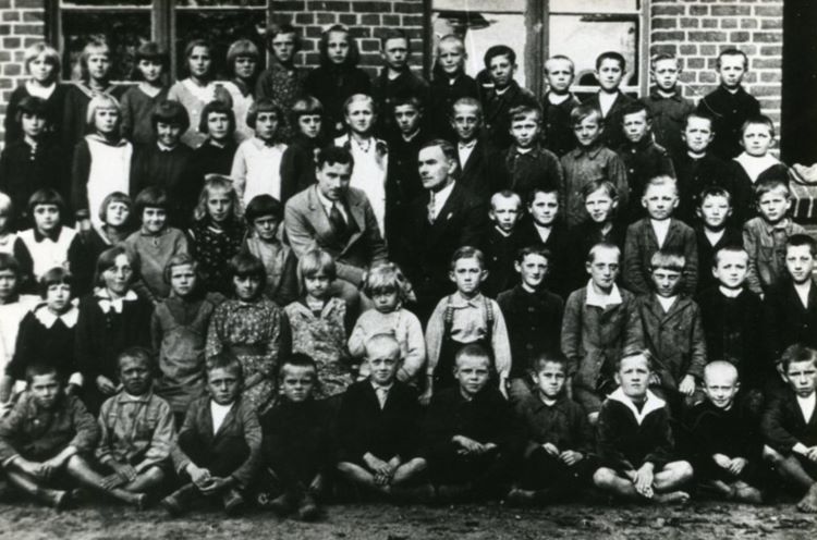Uczniowie Szkoły Powszechnej w Ludwinowie. Szczepan Cerekwicki pośrodku, w jasnym garniturze. 