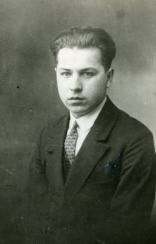 Szczepan Cerekwicki w garniturze