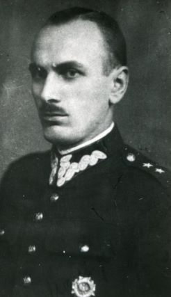 Piotr Chamski w mundurze porucznika. Odznaka SPRA