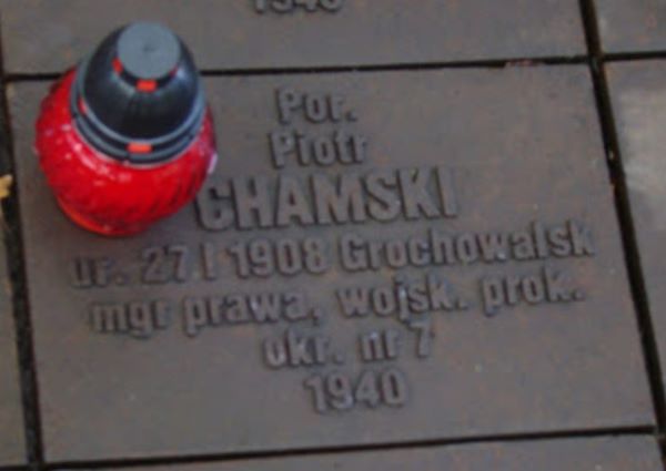 Tabliczka pamiątkowa por. Piotra Chamskiego na Cmentarzu Wojennym w Charkowie.