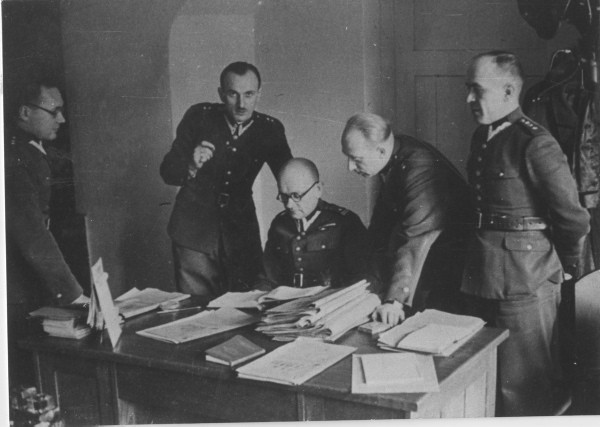 Grupa oficer&oacute;w Wojska Polskiego w kancelarii prokuratury w Poznaniu 1939 r. Wśr&oacute;d żołnierzy znajduje się Piotr Chamski 
