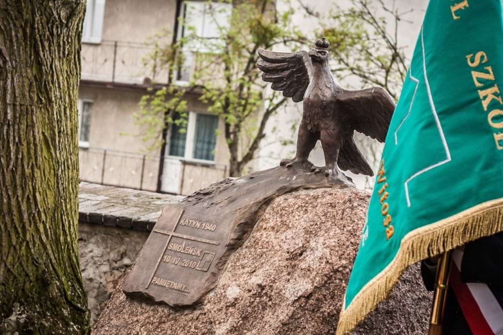 Pomnik Katyń 1940 / Smoleńsk 10.04.2010 / Pamiętamy... w Biezdrowie. 