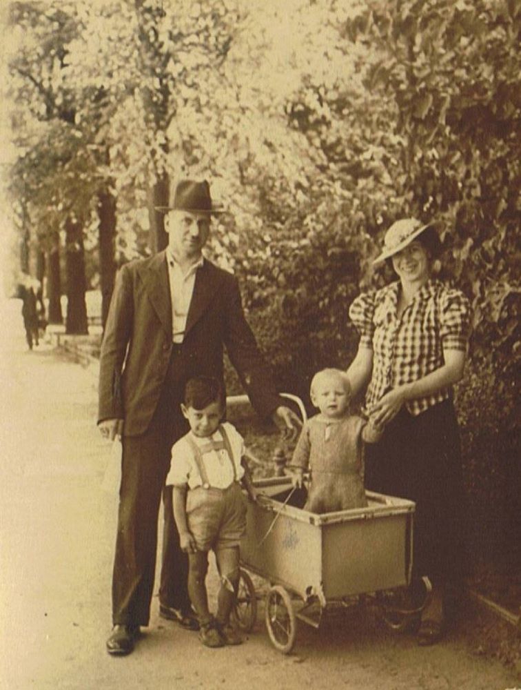 Władysław Chojan z rodziną na spacerze, po 1936 roku.