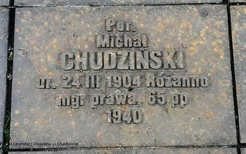 Tabliczka pamiątkowa por. Michała Chudzińskiego na Cmentarzu Wojennym w Charkowie.