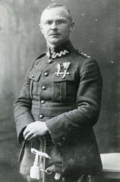 Kapitan Jan Władysław Chylewski w mundurze z odznaczeniami.