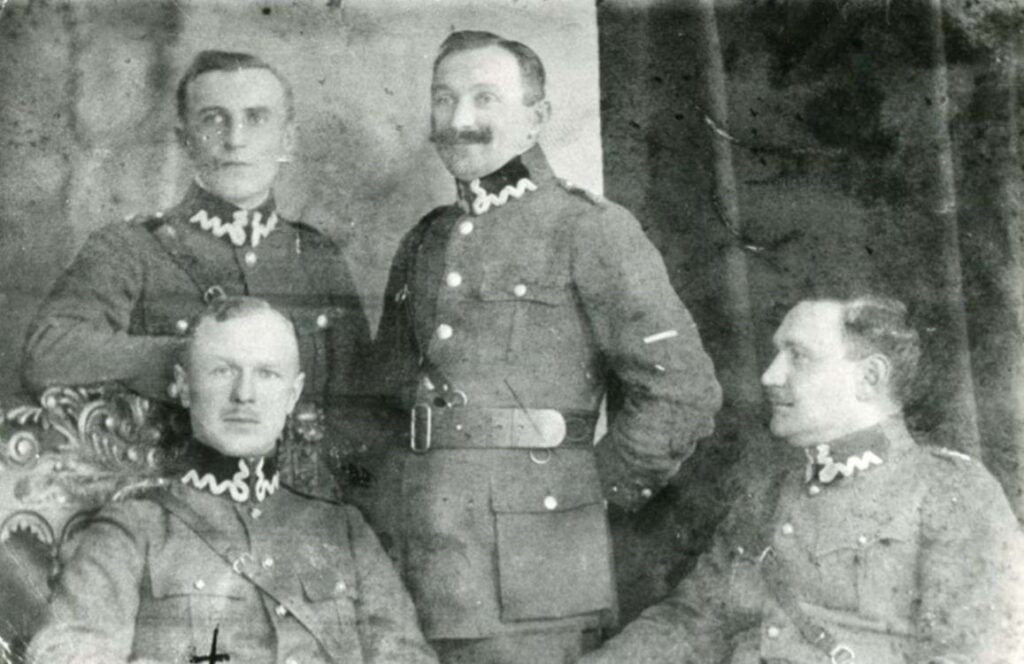 Oficerowie WP, lata 30-te XX wieku, od lewej siedzi Jan Chylewski.