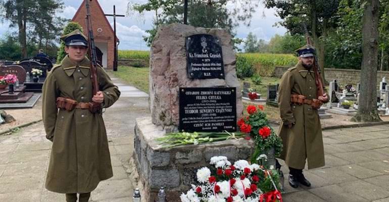 Tablica pamięci dw&oacute;ch ustkowskich Katyńczyk&oacute;w - Feliksa Chyłki i Teodora Seweryna Ciążyńskiego na cmentarzu parafialnym w Benicach, gm. Krotoszyn.