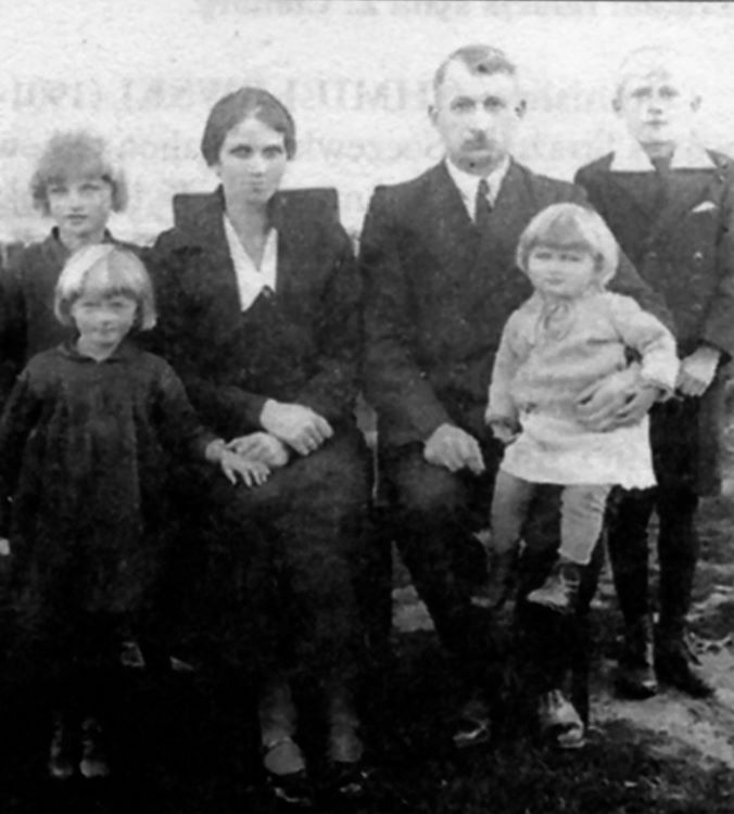 Bronisław Cichowski z żoną Zofią i dziećmi. 