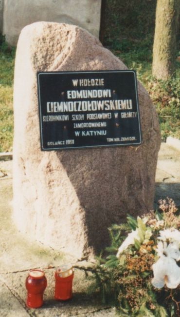 Kamień pamiątkowy Edmunda Ciemnoczołowskiego przy Szkole w Gołańczy.