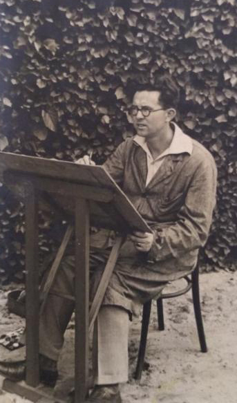 Edmund Ciemnoczołowski nad deską kreślarską. 