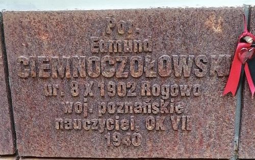 Por. Edmund Ciemnoczołowski, tabliczka na cmentarzu w Katyniu.