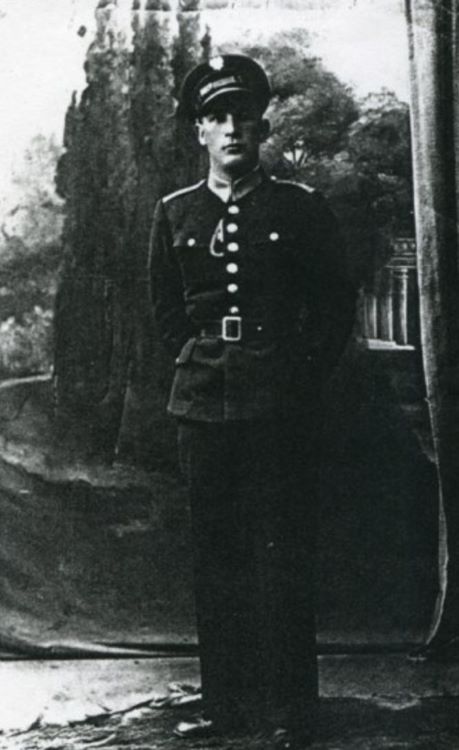 Posterunkowy Władysław Cierlica w mundurze. 